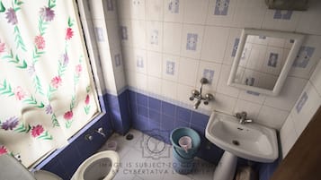 华丽客房, 1 张双人床 | 浴室 | 淋浴设施、免费洗浴用品、拖鞋、毛巾