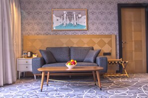 Suite – executive, sjøutsikt | Oppholdsområde | LCD-TV