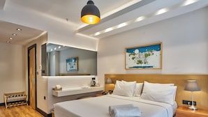Family Room - Basement | أغطية فراش متميزة وأسرّة بإسفنج يتكيف مع شكل الجسم وميني بار