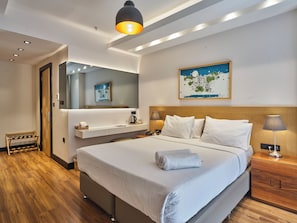 Family Room - Basement | Seprai premium, busa memori, minibar, dan brankas