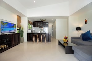 Apartamento luxo, 2 quartos, terraço, vista parcial para o mar | Área de estar | TV de tela plana