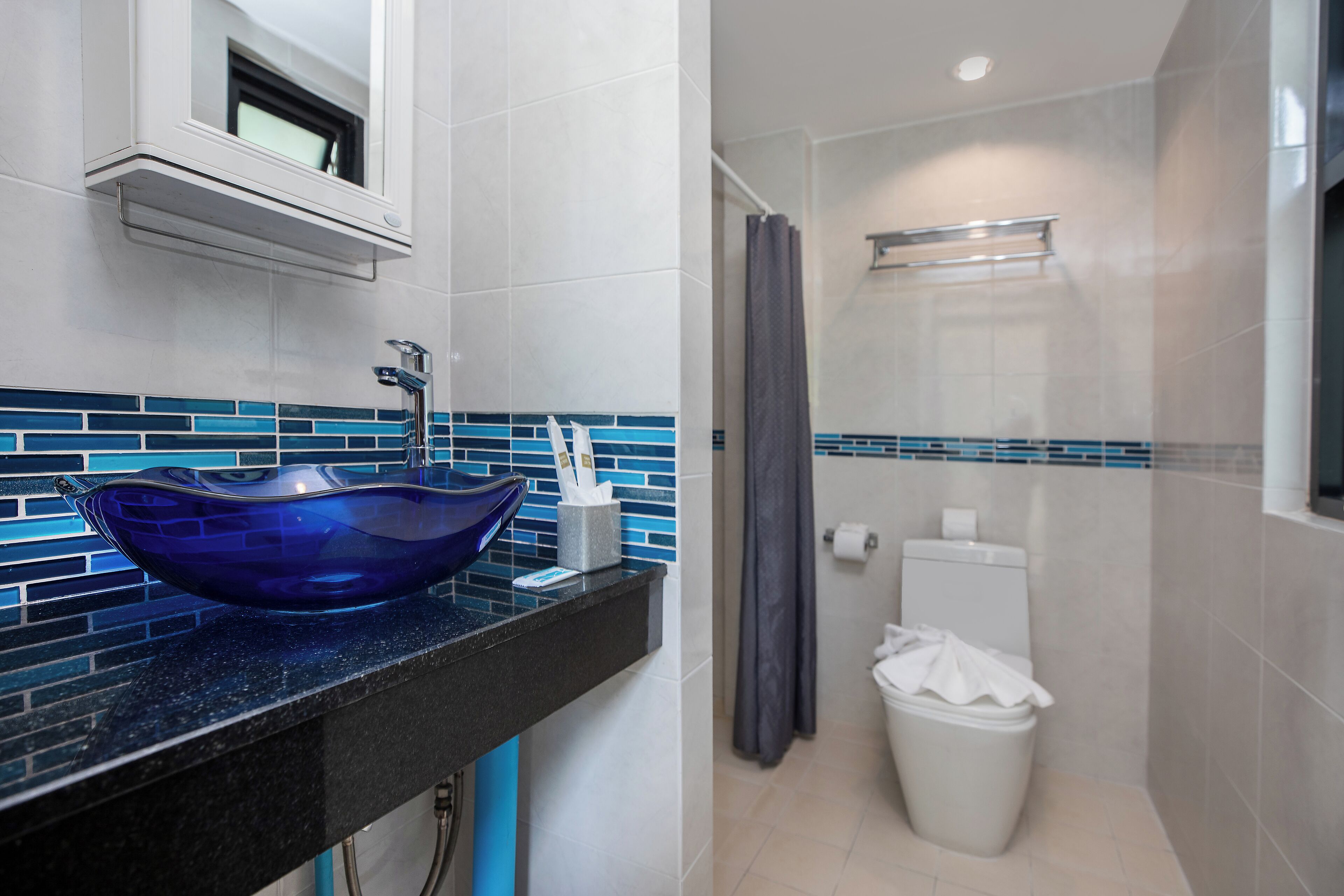 Familieleilighet, 2 soverom, kjøkken, 1. etasje | Bad | Dusj, toalettartikler (inkludert), håndklær og såpe