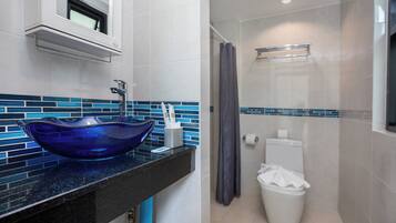 Familieleilighet, 2 soverom, kjøkken, 1. etasje | Bad | Dusj, toalettartikler (inkludert), håndklær og såpe