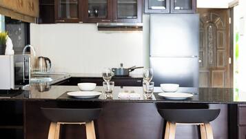 Familjelägenhet - 2 sovrum - kök - bottenvåning | Eget kök | Stort kylskåp, mikrovågsugn, ugn och spishäll