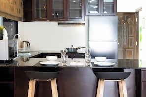 Apartamento família, 2 quartos, cozinha, no piso térreo | Cozinha privada | Geladeira grande, micro-ondas, fogão, cooktop