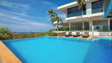 2 kolam renang outdoor, dengan payung kolam renang dan kursi berjemur