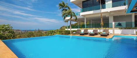 2 Außenpools, Sonnenschirme, Liegestühle