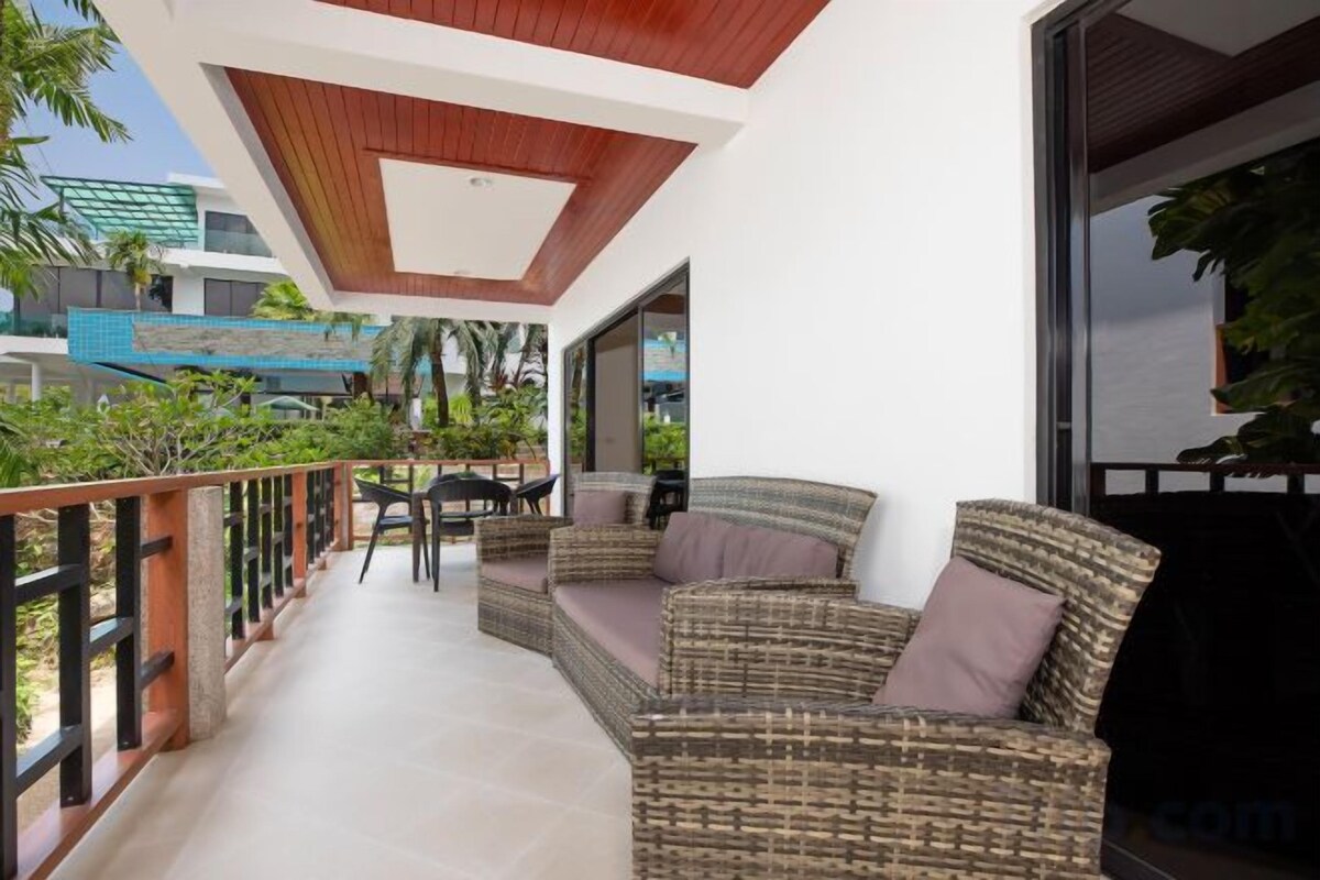 Family 2-Bedroom and 1-Living Room Suite