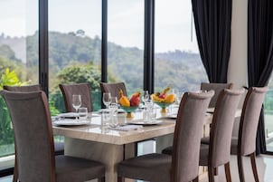 Appartement Penthouse luxueux, vue sur la mer | Aire de séjour | Téléviseur à écran plat