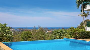 2 kolam renang outdoor, dengan payung kolam renang dan kursi berjemur