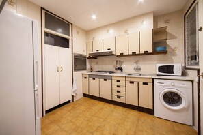 Full-sized fridge, microwave, stovetop, cookware/dishes/utensils