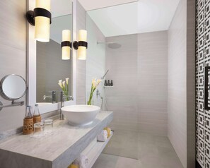 Minibar, in-room safe, desk, soundproofing - Avani Seminyak Resort Bali (Seminyak)