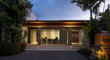 Bagian depan properti - sore/malam