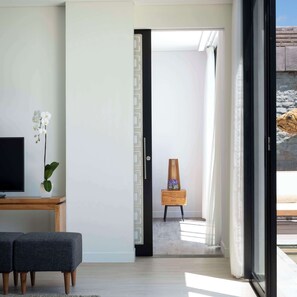 Frigobar, cofres nos quartos, escrivaninha, quartos à prova de som