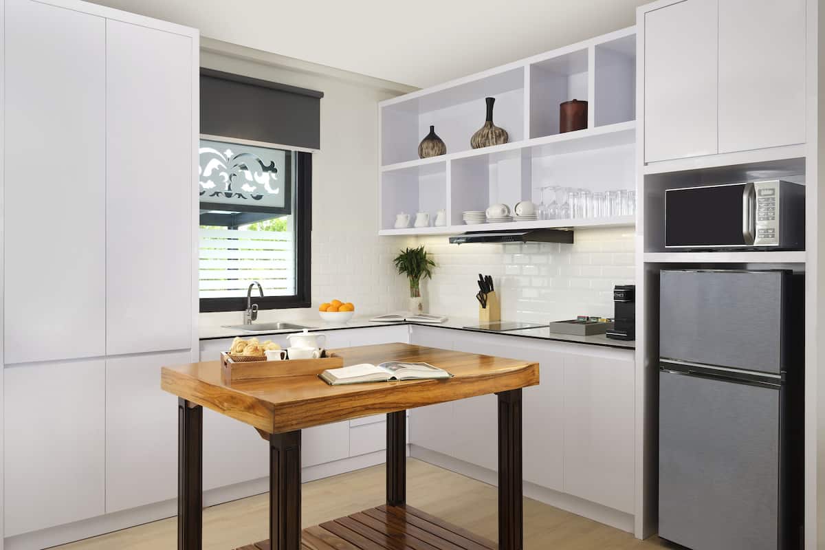 Two Bedroom Apartment Suite | 私人廚房 | 咖啡機/沖茶器、大型冰箱、微波爐、爐台