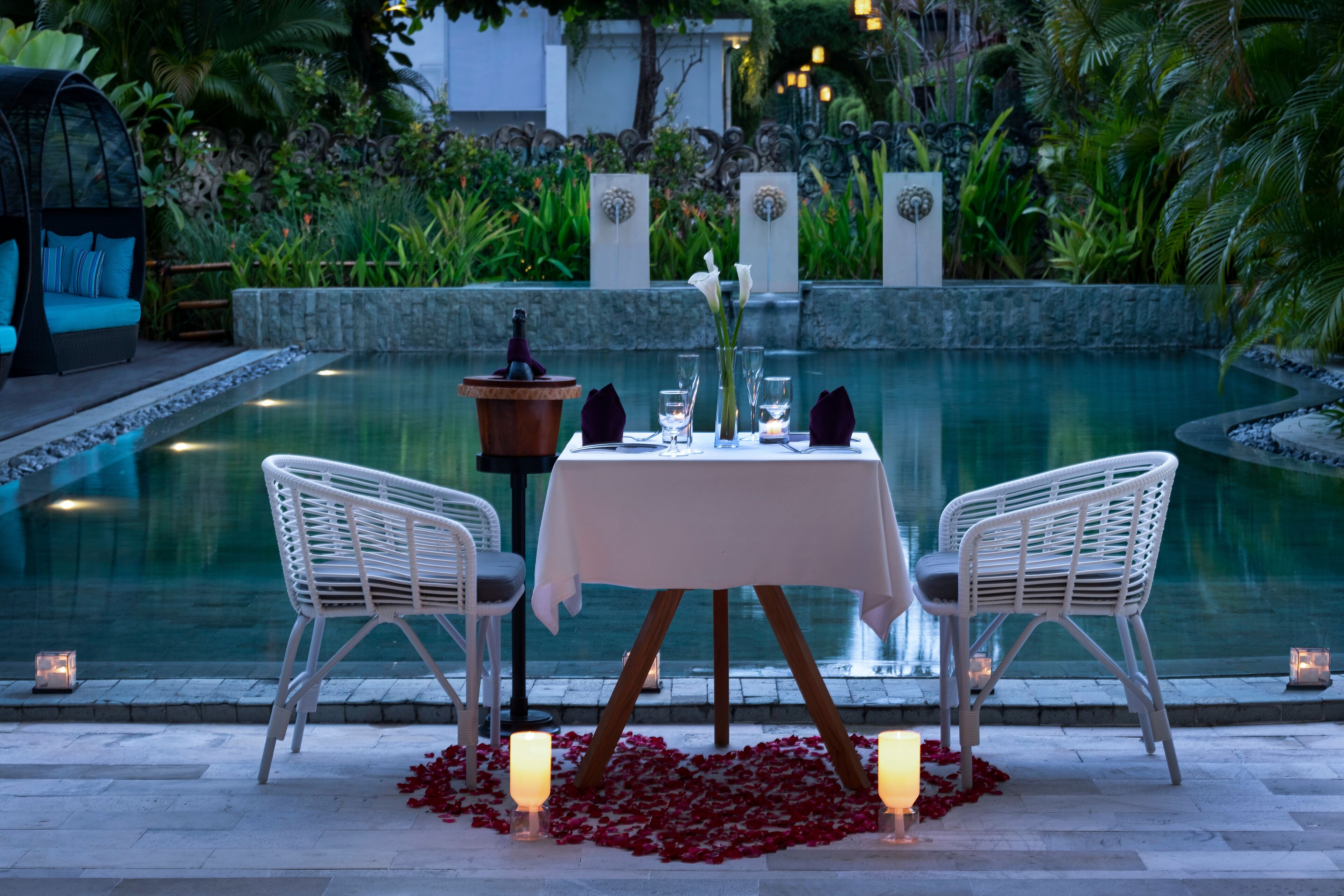 Σερβίρεται πρωινό και μεσημεριανό, με τοπική και διεθνής κουζίνα