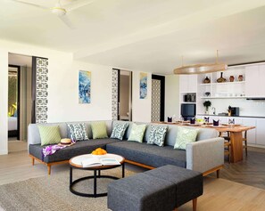 Frigobar, cofres nos quartos, escrivaninha, quartos à prova de som