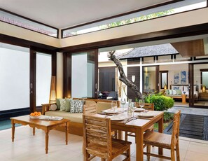 Villa, 2 habitaciones | Minibar, caja fuerte, escritorio y sistema de insonorización