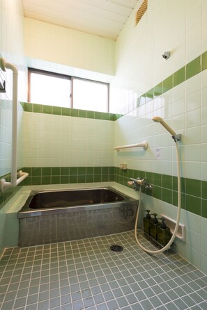 Hus - ikke-ryger (Private Vacation Home) | Badeværelse | Separat badekar og bruser, dybe badekar, gratis toiletartikler