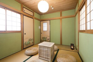 Hus, ikke-røyk (Private Vacation Home) | Skrivebord, wi-fi (inkludert) og sengetøy