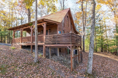 Hot Tub & WiFi - Small Family Cabin - Sunrise