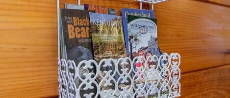 Una estantería blanca, de diseño intrincado, con libros.
