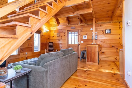 Hot Tub & WiFi - Small Family Cabin - Sunrise