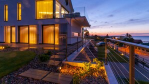 A modern house with large windows, a balcony, and a view of the sea. - Przystan Mechelinki - Marina del Mar (Kosakowo)