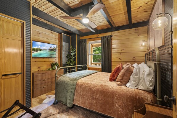 2 bedrooms, desk, free WiFi, bed sheets
