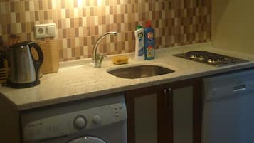 Apartment, 1 Double Bed | Private kitchenette