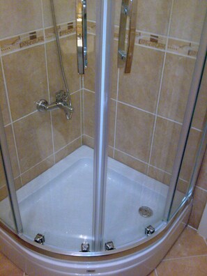 Departamento, 1 cama matrimonial | Baño | Pantuflas y toallas