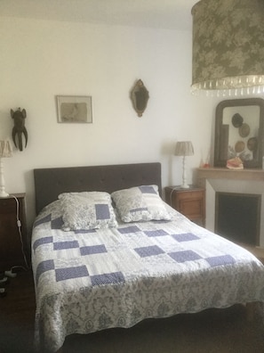 Free cots/infant beds, free rollaway beds, free WiFi, bed sheets - Le Bois des Nids (Lurcy-Levis)