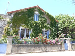 Vista frontal de la propiedad