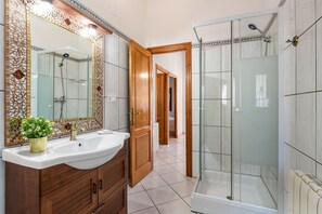 Ducha, secador de pelo y toallas