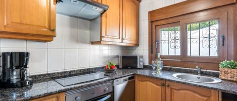 Frigorífico, microondas, horno y lavavajillas