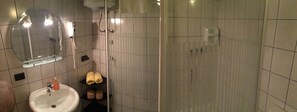 Shower, free toiletries, hair dryer, towels - Dubrovnik Apartments - Adults only (Dubrovnik)