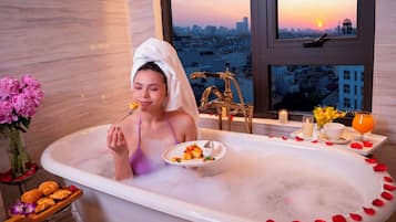 Hydromassage showerhead, designer toiletries, hair dryer, bathrobes