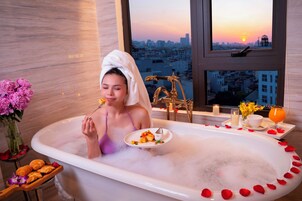 Hydromassage showerhead, designer toiletries, hair dryer, bathrobes