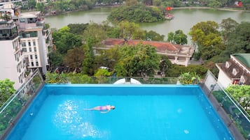 Una piscina al aire libre, tumbonas