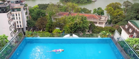 Hồ bơi ngoài trời, ghế dài tắm nắng