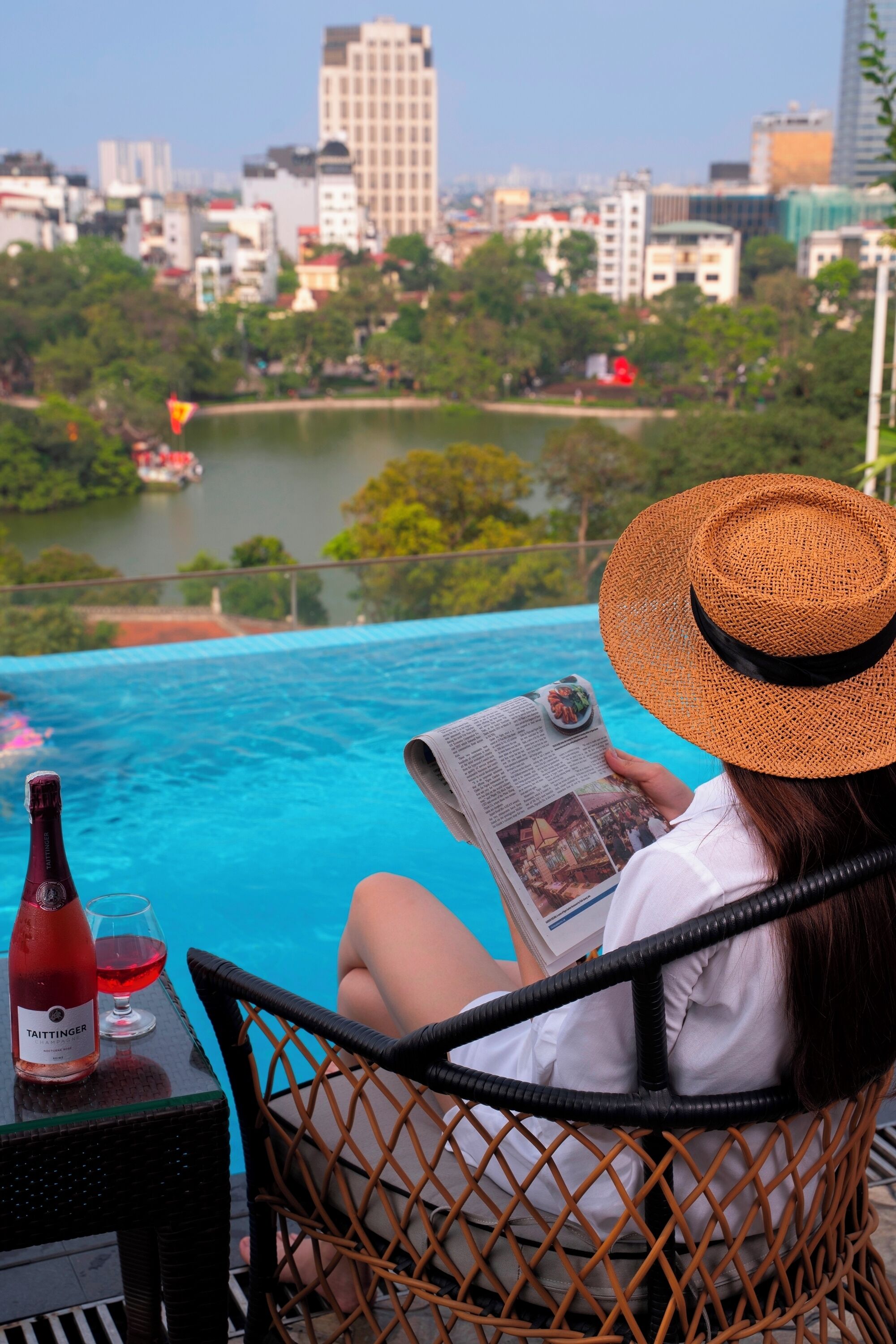 Una piscina al aire libre, tumbonas