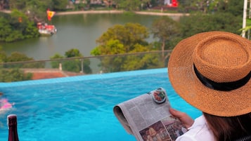Una piscina al aire libre, tumbonas