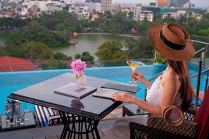 Poolside bar - The Oriental Jade Hotel (Hanoi)