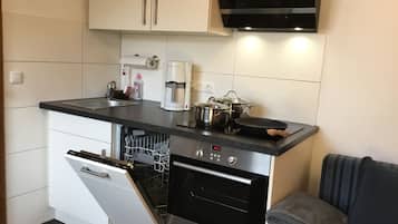 Apartment (2) | Dapur peribadi | Peti sejuk/penyejuk beku saiz penuh, ketuhar gelombang mikro, ketuhar