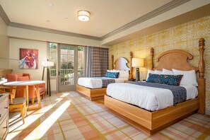 Caja de seguridad en la habitación y tabla de planchar con plancha