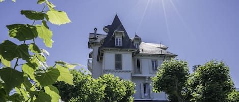 Vista frontal de la propiedad