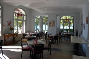 S'hi serveixen plats de cuina local 