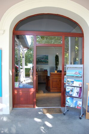 Interior entrance - Le Pavillon des Fleurs (Menthon-Saint-Bernard)