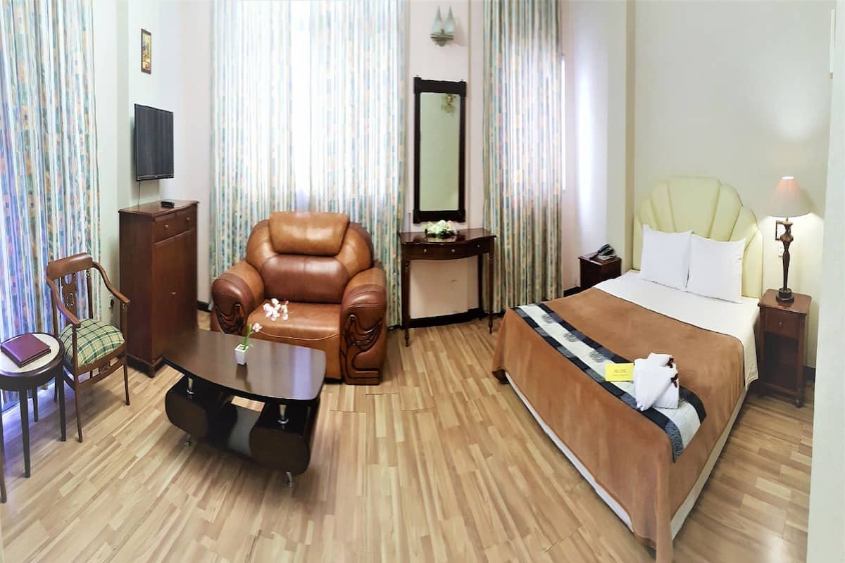 Suite junior | Escritorio, cortinas blackout y tabla de planchar con plancha 
