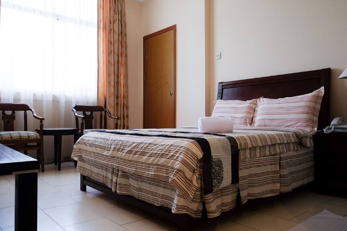 Habitación Deluxe (Super) | Escritorio, cortinas blackout y tabla de planchar con plancha 